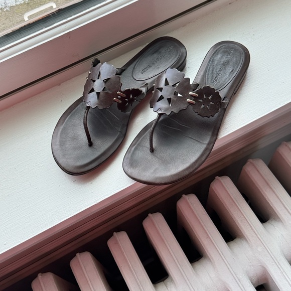 Vera Wang Lavender Label Full Leather Dark Brown Floral Design Sandals - Picture 4 of 7